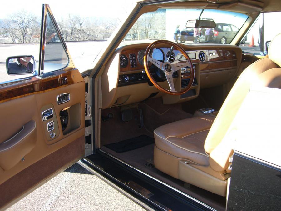Интерьер Bentley Corniche Convertible 1980 года  (фото 2 из 3)